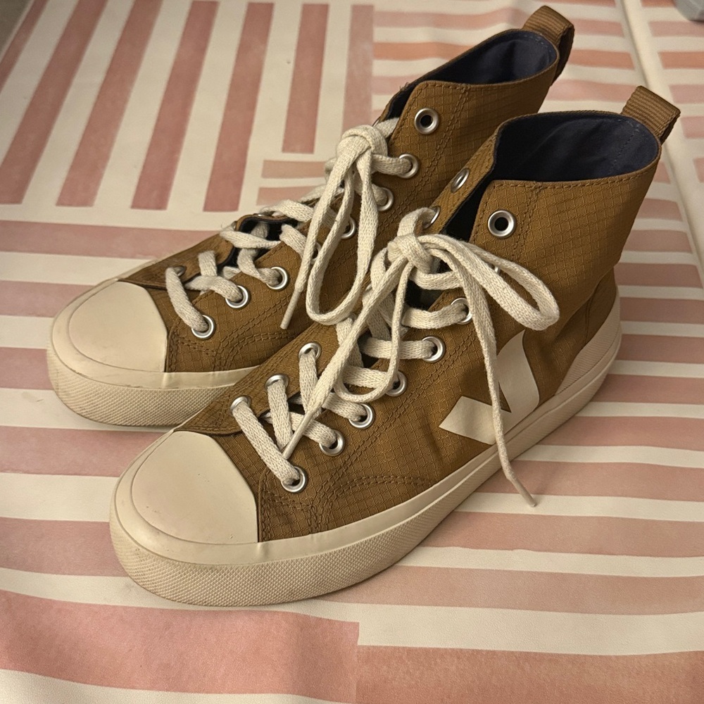 Veja Women’s Watta II Sneaker Size 8
